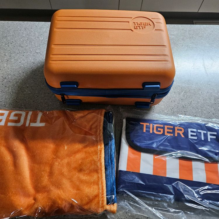 TIGER ETF 미니 캐리어 레디백 + 담요 + 비치타올 세트 새상품--1