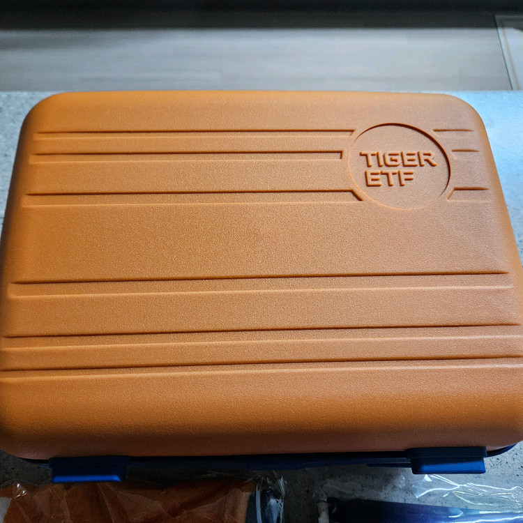 TIGER ETF 미니 캐리어 레디백 + 담요 + 비치타올 세트 새상품--2