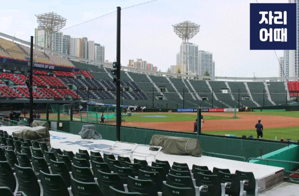 4월3일 롯데 SSG 1루 내야필드석 115블럭 통로 2연석--1