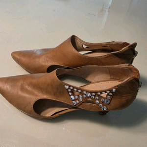 닥스 큐빅 컷아웃 펌프스 구두