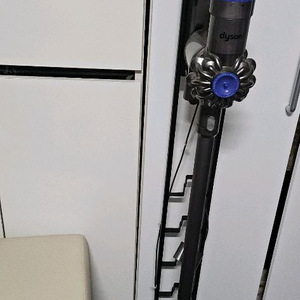 다이슨 V6 청소기와 거치대 방전 이미지