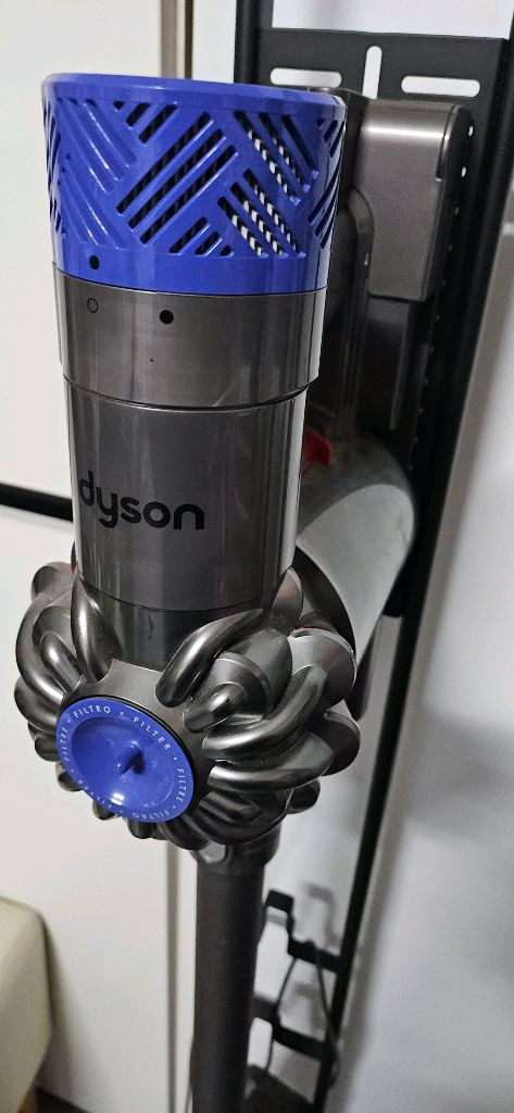다이슨 V6 청소기와 거치대 방전 이미지