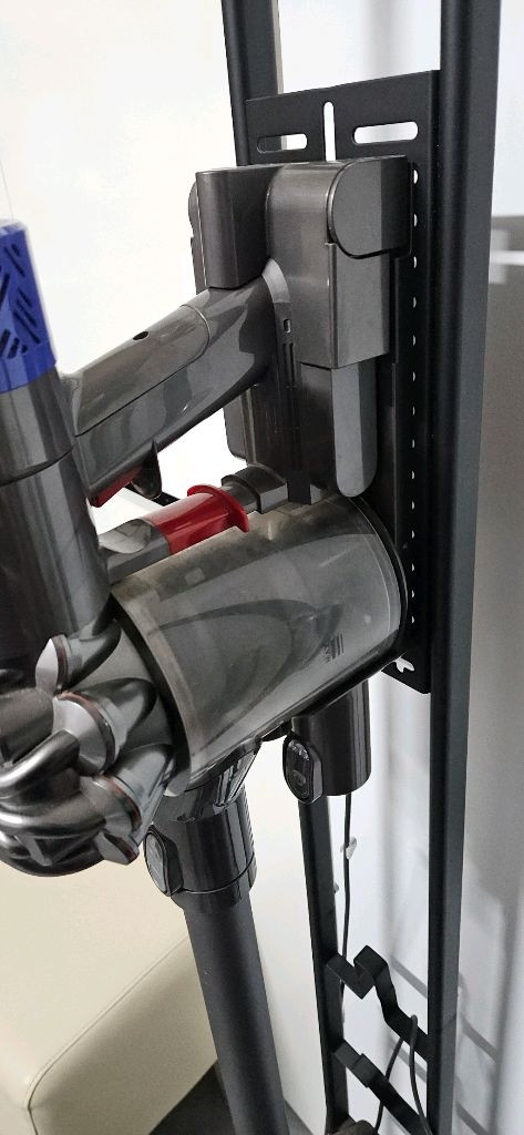 다이슨 V6 청소기와 거치대 방전 이미지