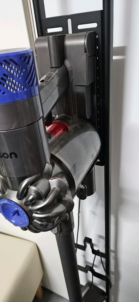 다이슨 V6 청소기와 거치대 방전 이미지