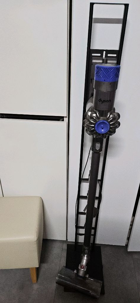 다이슨 V6 청소기와 거치대 방전 이미지