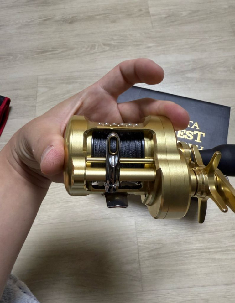 윤성 23 시마노 캘커타 콘퀘스트 MD 금콩 판매합니다 이미지