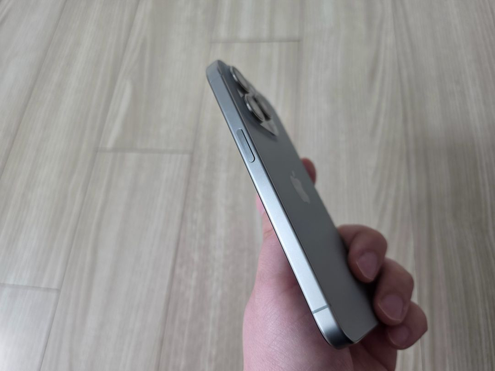 아이폰15프로 256기가 아이폰15 pro 256gb 내추럴 티타늄 필름 케이스 포함 수원 직거래 이미지