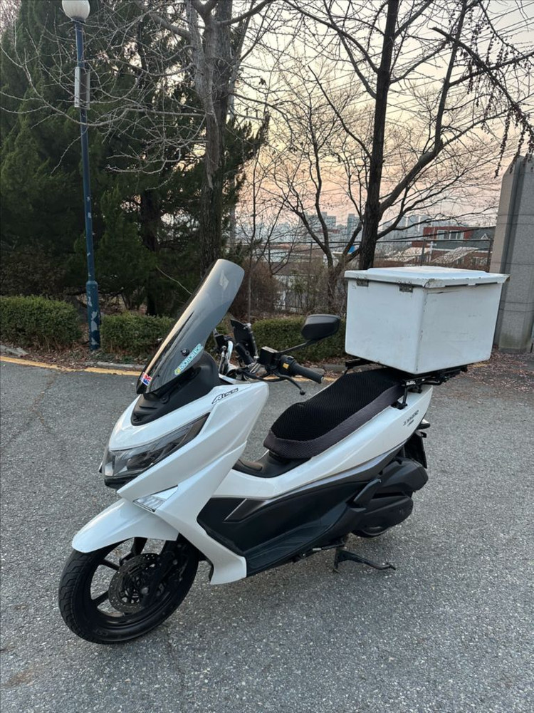 23년식 uhr125 ABS 오토바이 판매합니다--2