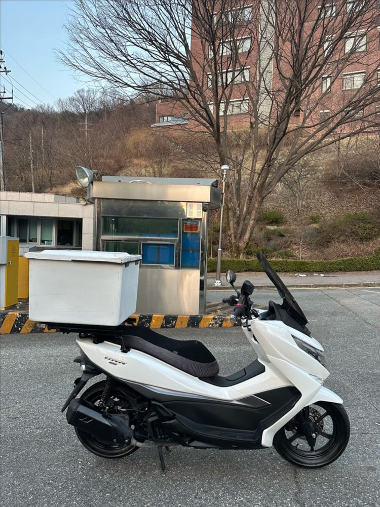 23년식 uhr125 ABS 오토바이 판매합니다--3