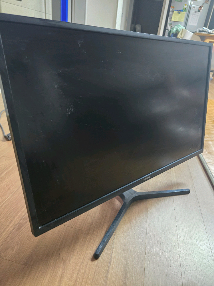 삼성 32인치 4K 모니터--0