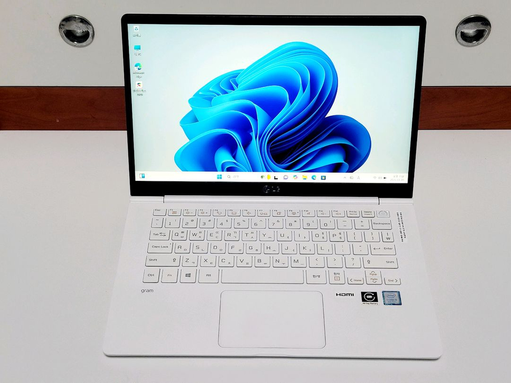 LG 그램 깨끗한 노트북 이미지