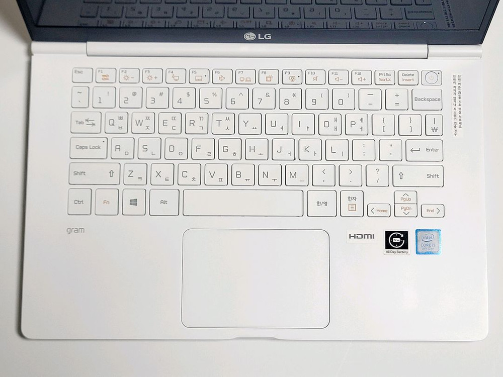 LG 그램 깨끗한 노트북 이미지