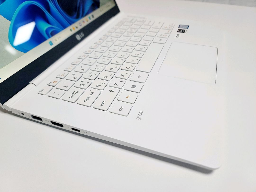 LG 그램 깨끗한 노트북 이미지