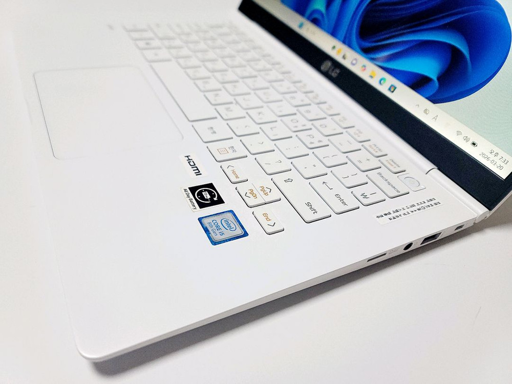 LG 그램 깨끗한 노트북 이미지