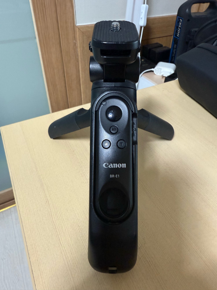 R50V 바디킷(미등록정품, 상태매우좋음) + 정품배터리(추가)2개 + L플레이트(그립) 판매 + 미니삼각대(캐논)--9