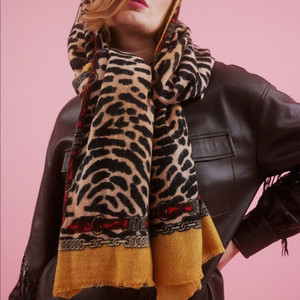 자라(ZARA) 애니멀 패턴 체인 머스타드 스카프 숄