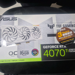 ASUS RTX 4070 Ti SUPER TUF OC WHITE 그래픽카드 이미지