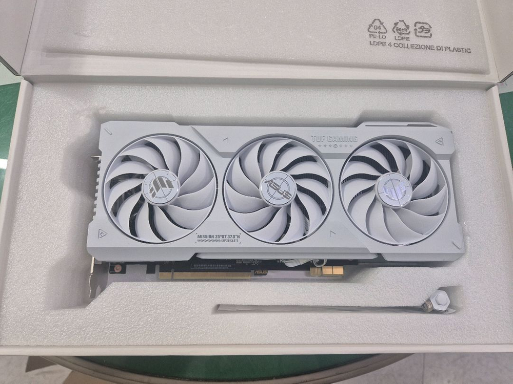 ASUS RTX 4070 Ti SUPER TUF OC WHITE 그래픽카드 이미지