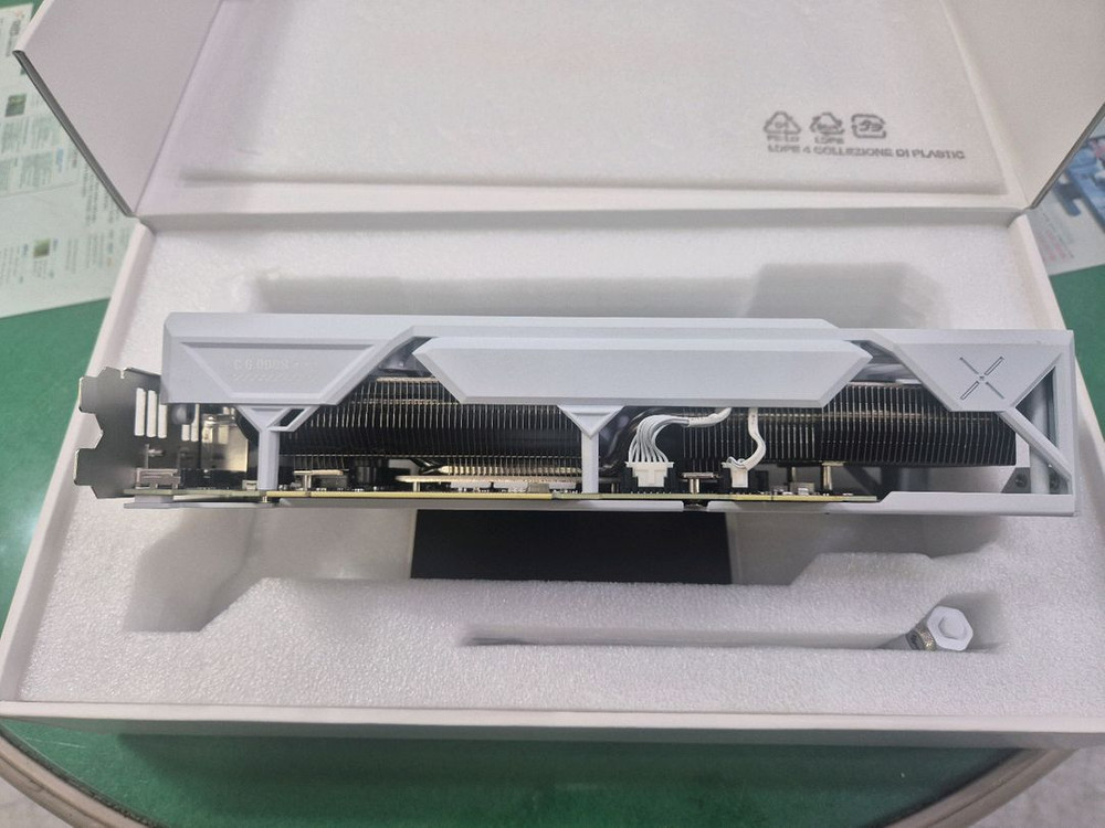 ASUS RTX 4070 Ti SUPER TUF OC WHITE 그래픽카드 이미지