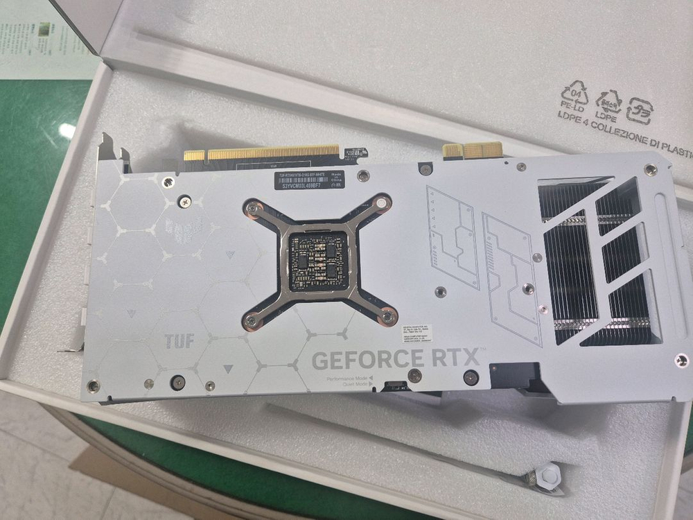 ASUS RTX 4070 Ti SUPER TUF OC WHITE 그래픽카드 이미지