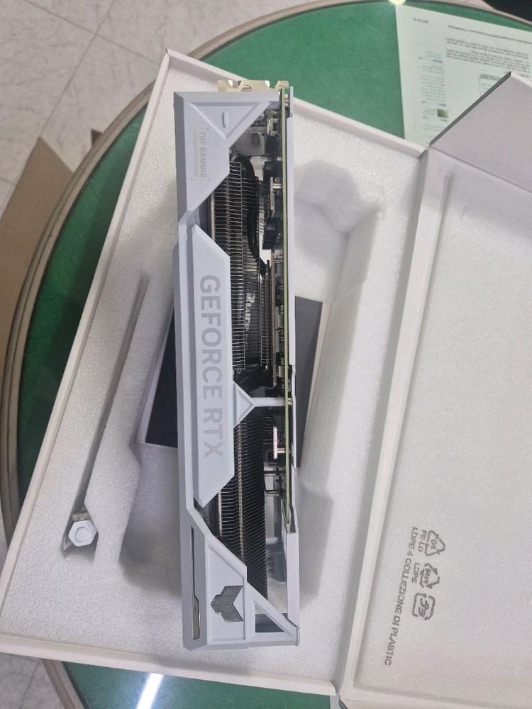 ASUS RTX 4070 Ti SUPER TUF OC WHITE 그래픽카드 이미지