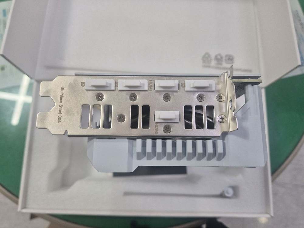 ASUS RTX 4070 Ti SUPER TUF OC WHITE 그래픽카드 이미지