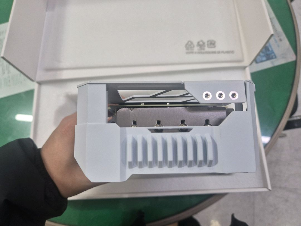 ASUS RTX 4070 Ti SUPER TUF OC WHITE 그래픽카드 이미지