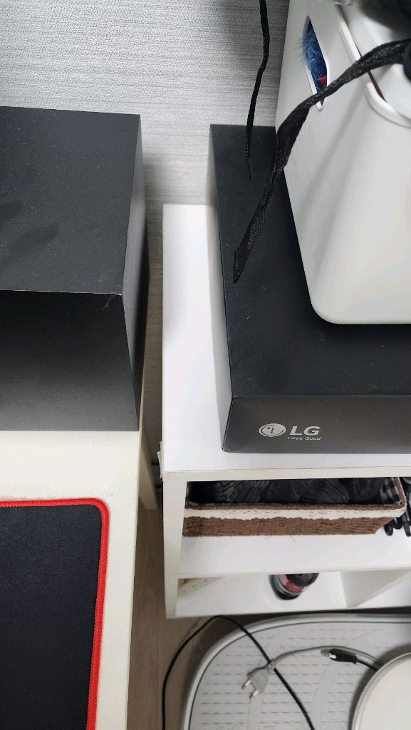 화이트 색상 6칸 책장 이미지