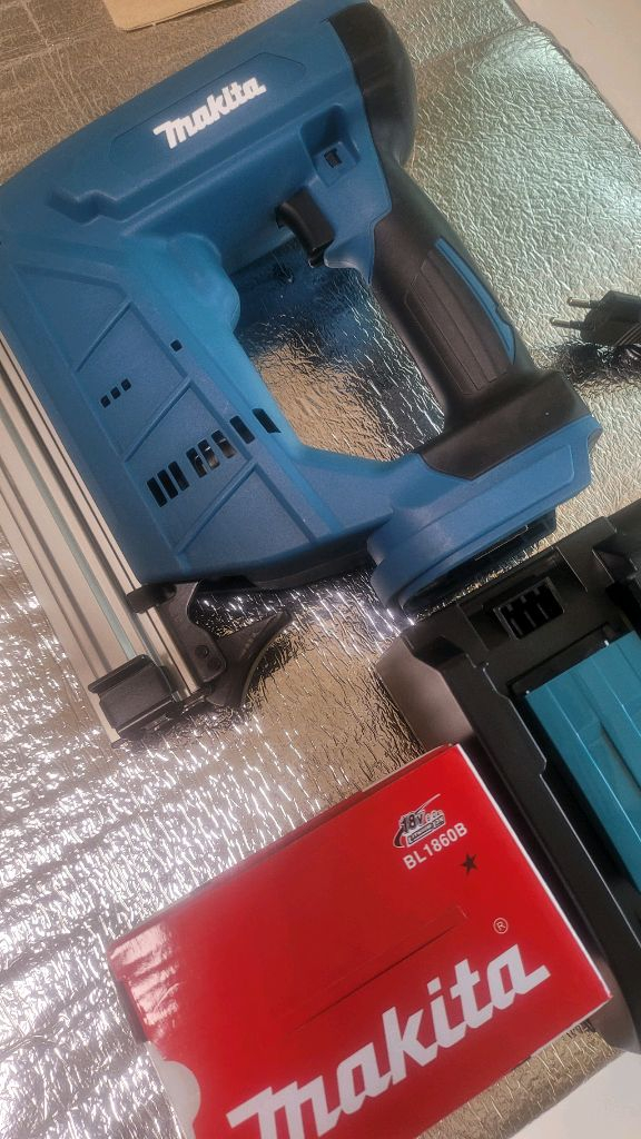 마끼다 타정기 타카 네일건 18V 팝니다. 이미지