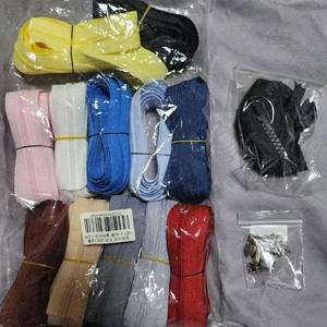 지퍼, 폼폼 메이커, 자투리원단, 주머니 도안, 쪽가위, 시침핀 등