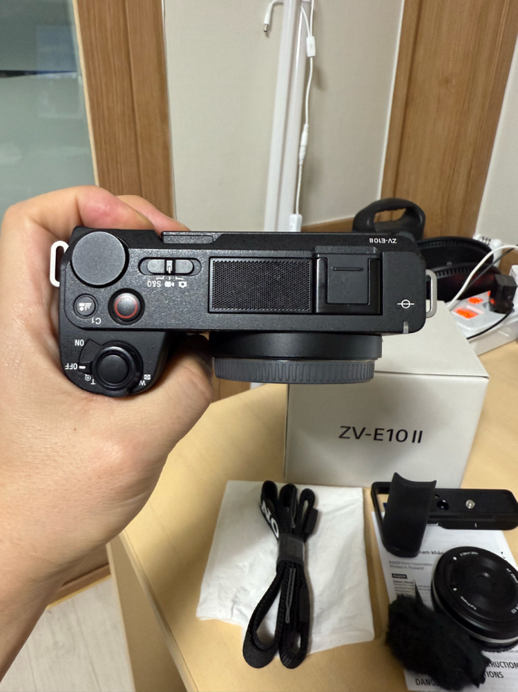 소니 ZV-e10m2 바디 + 그립 + 28mm f4.5--2