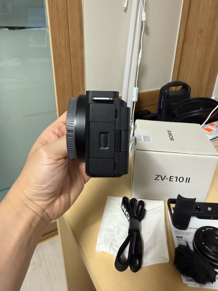 소니 ZV-e10m2 바디 + 그립 + 28mm f4.5--3