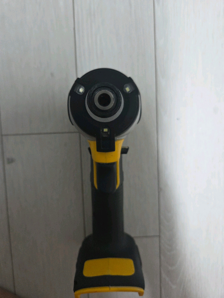 디월트 정품 임팩드릴 DCF809 18볼트--1