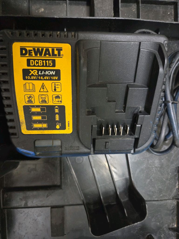 디월트 정품 충전기 케이스 DCB115 이미지
