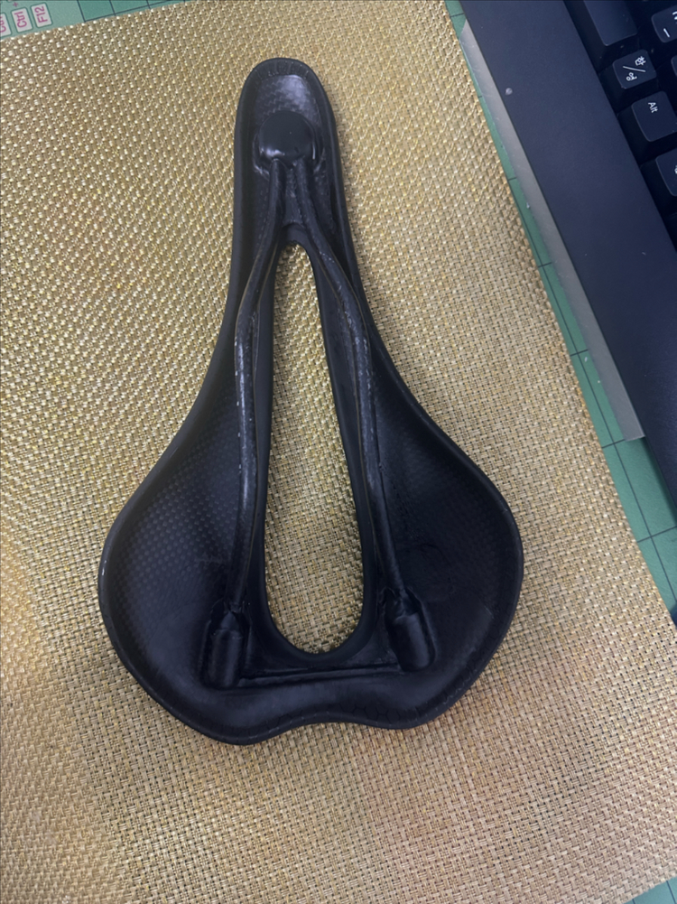 경량카본안장--1