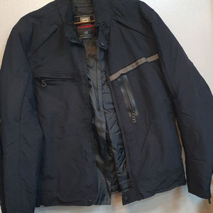 블랙 색상의 코미네 오토바이 자켓입니다. EU M JP L 사이즈이며, 무난한 디자인이라 어떤 바이크에도 잘 어울립 이미지