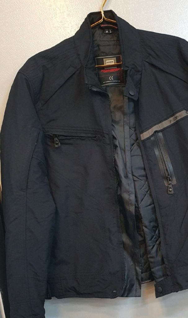 블랙 색상의 코미네 오토바이 자켓입니다. EU M JP L 사이즈이며, 무난한 디자인이라 어떤 바이크에도 잘 어울립 이미지