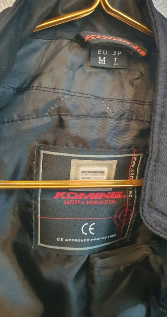 블랙 색상의 코미네 오토바이 자켓입니다. EU M JP L 사이즈이며, 무난한 디자인이라 어떤 바이크에도 잘 어울립 이미지