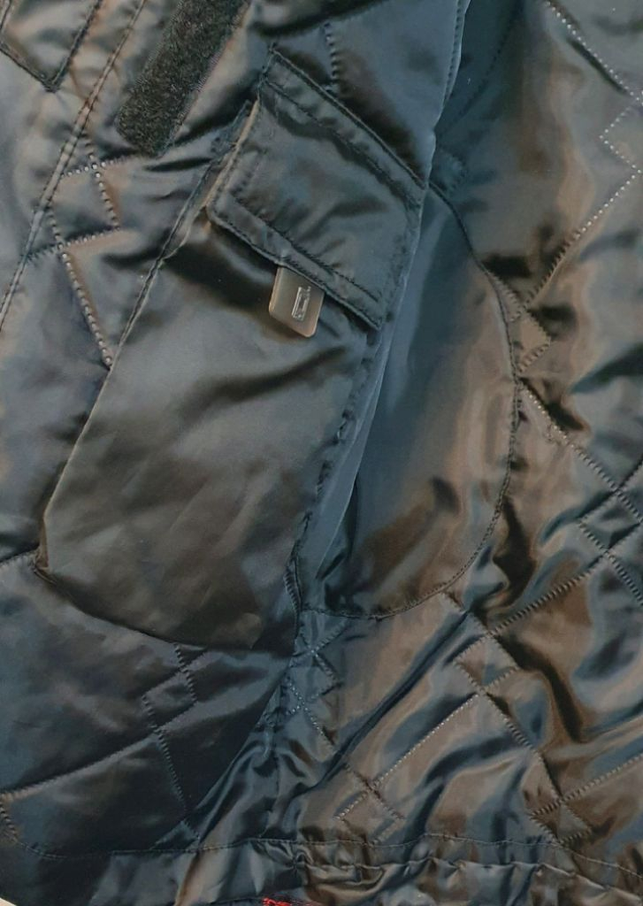 블랙 색상의 코미네 오토바이 자켓입니다. EU M JP L 사이즈이며, 무난한 디자인이라 어떤 바이크에도 잘 어울립 이미지