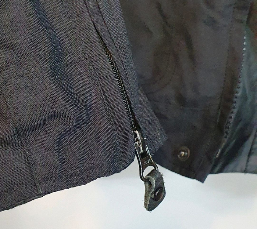 블랙 색상의 코미네 오토바이 자켓입니다. EU M JP L 사이즈이며, 무난한 디자인이라 어떤 바이크에도 잘 어울립 이미지