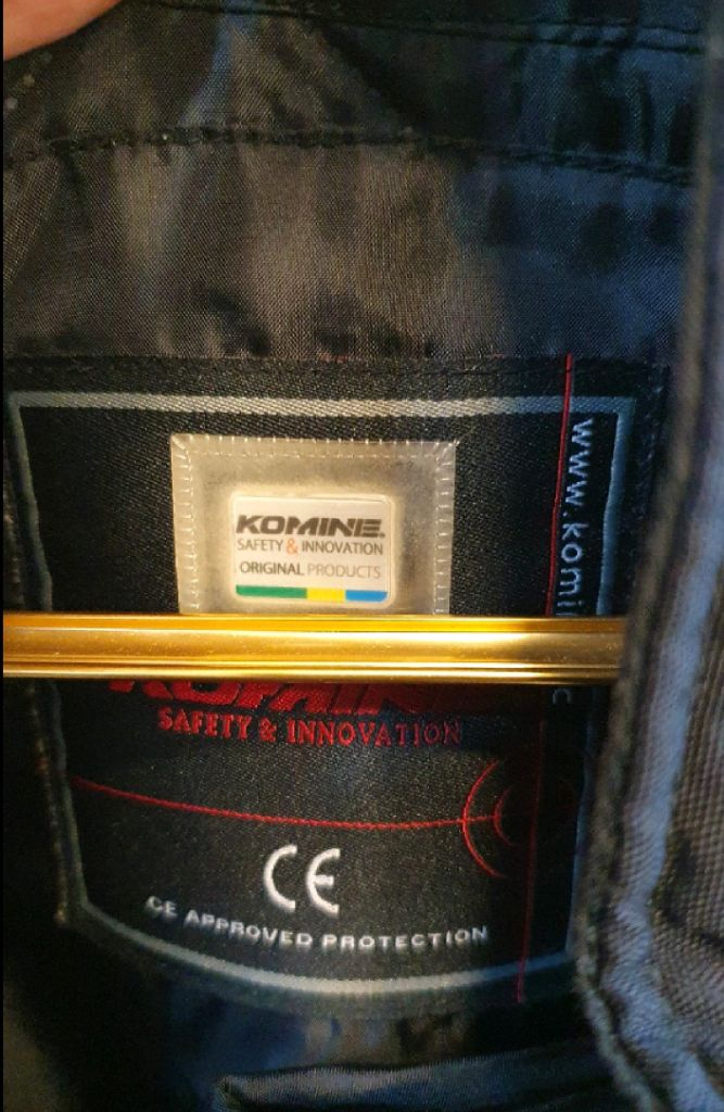 블랙 색상의 코미네 오토바이 자켓입니다. EU M JP L 사이즈이며, 무난한 디자인이라 어떤 바이크에도 잘 어울립 이미지