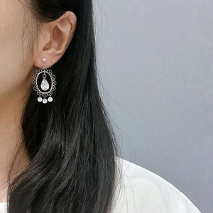 앤틱 크리스탈 드롭 귀찌 (실리콘) 실버 연말룩 파티룩 이미지