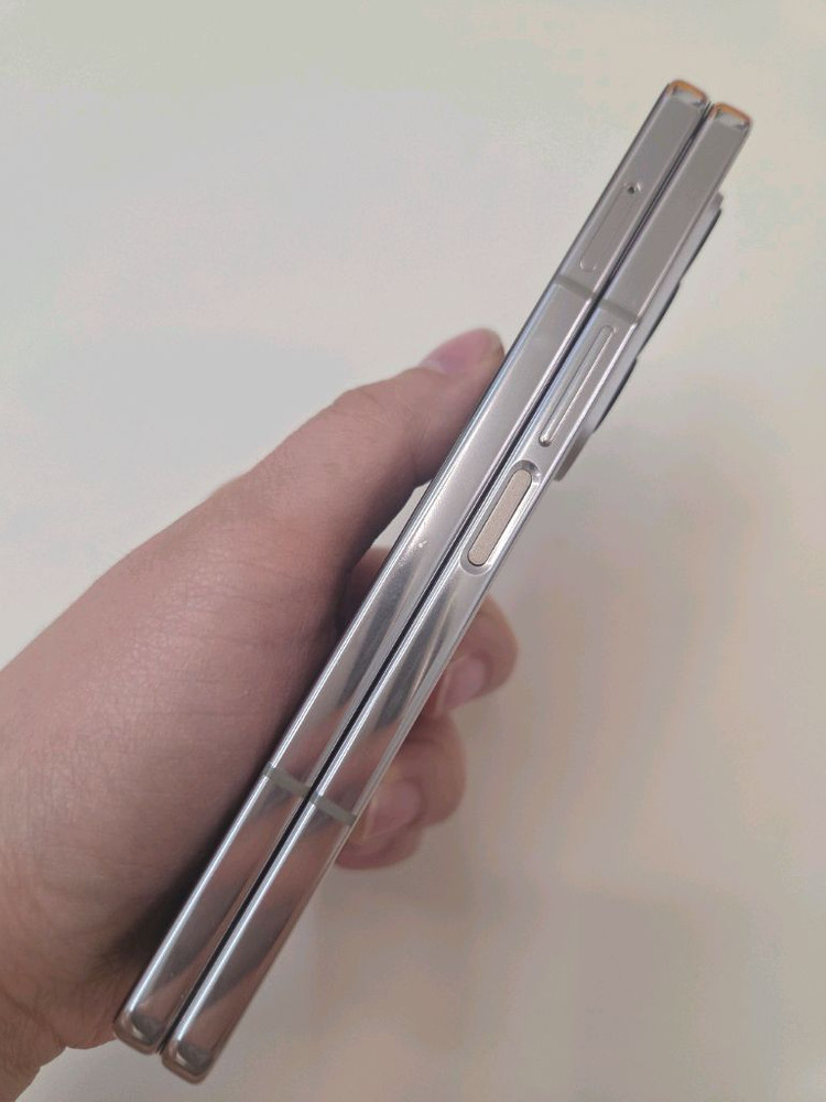 갤럭시 Z폴드4 512G 특S급 서울z폴드4 인천z폴드4 강원z폴드4 파주z폴드4 대구z폴드4 창원z폴드4 중고폰 이미지