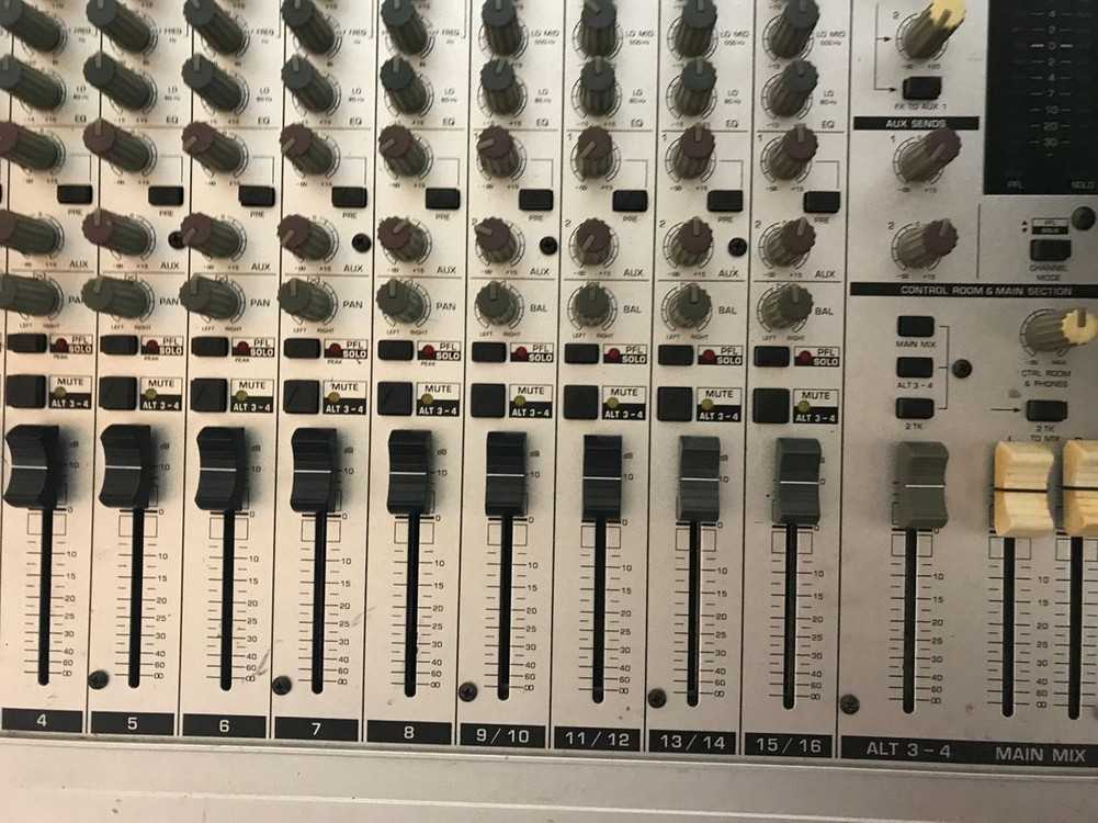 베링거 MX2004A 믹싱콘솔 이미지