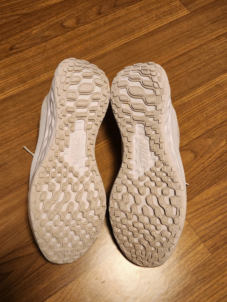 나이키 레볼루션 화이트--1