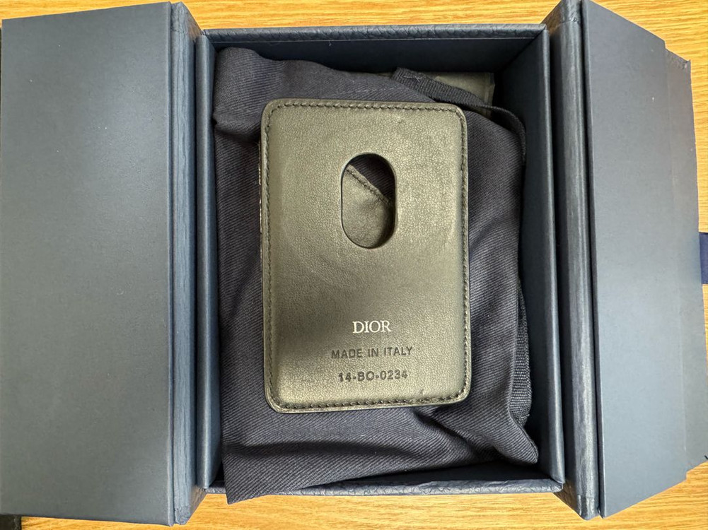 디올 Saddle 마그네틱 카드 지갑 이미지