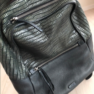 루즈 앤 라운지 블랙 가죽 백팩 상태아주좋음-무배