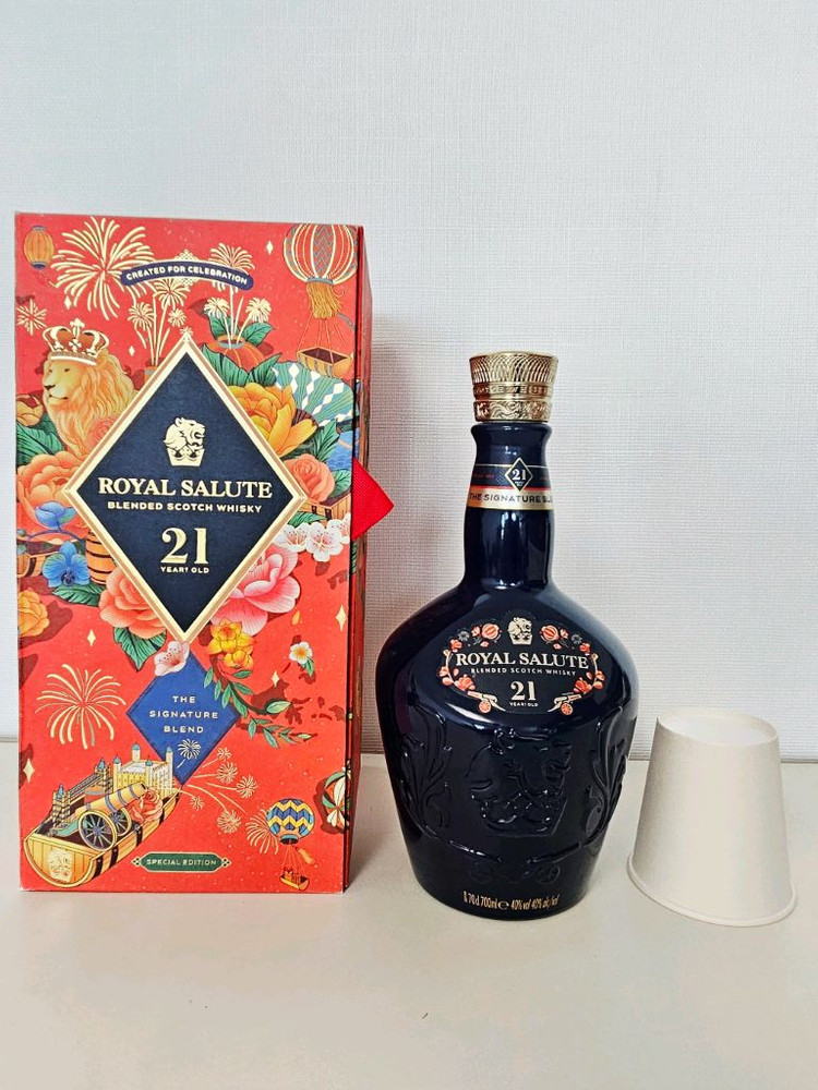 ROYAL SALUTE 양주 공병 설 에디션 한정판 빈병 술병 이미지