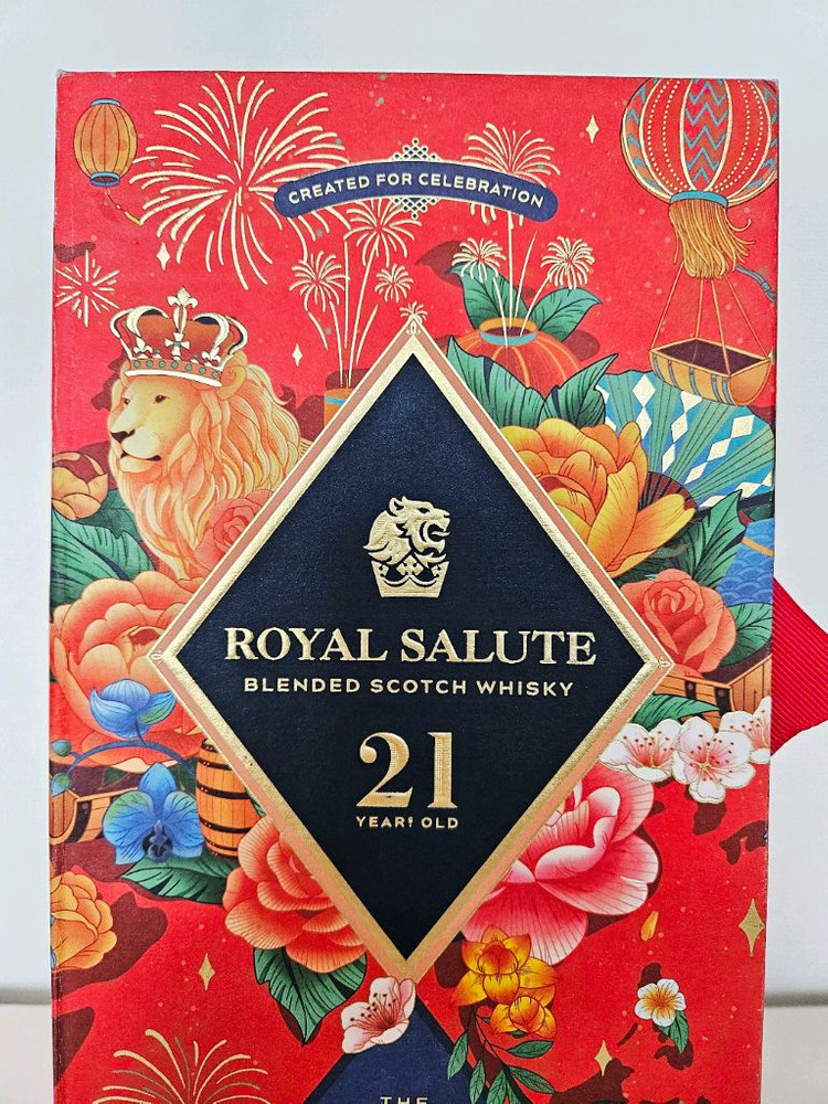 ROYAL SALUTE 양주 공병 설 에디션 한정판 빈병 술병 이미지
