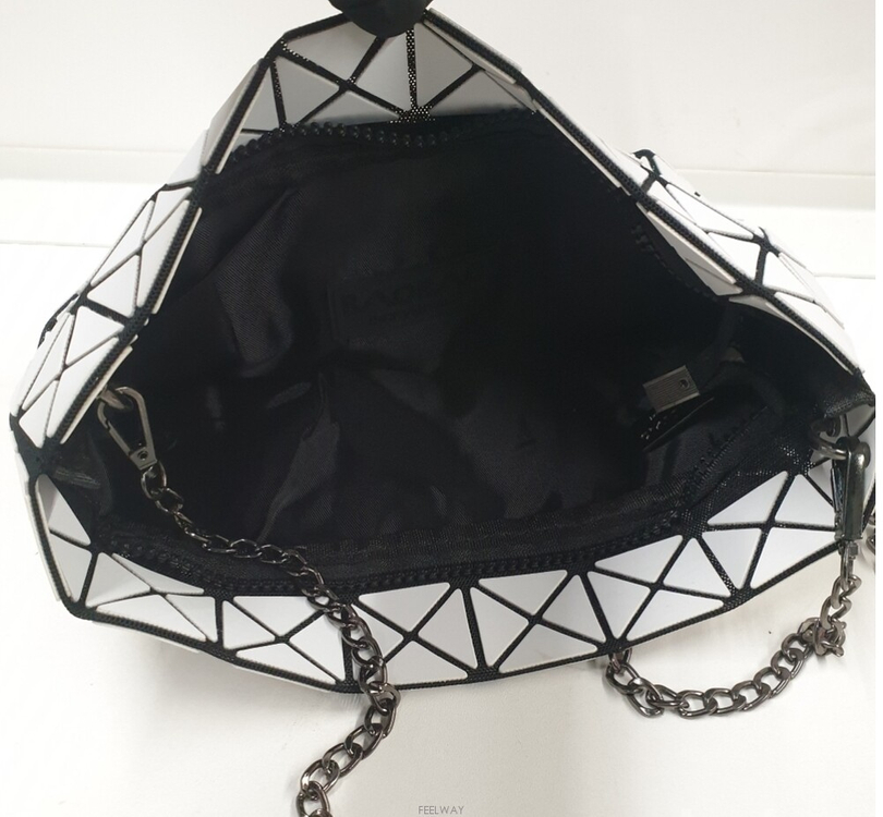 명품 바오바오 이세이미야케(BAO BAO ISSEY MIYAKE 정품)의 프리즘 체인 크로스백(또는 클러치) 이미지